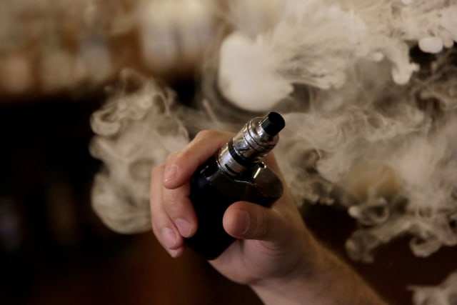 Ilustrasi vape. Foto: REUTERS/Daniel Becerril