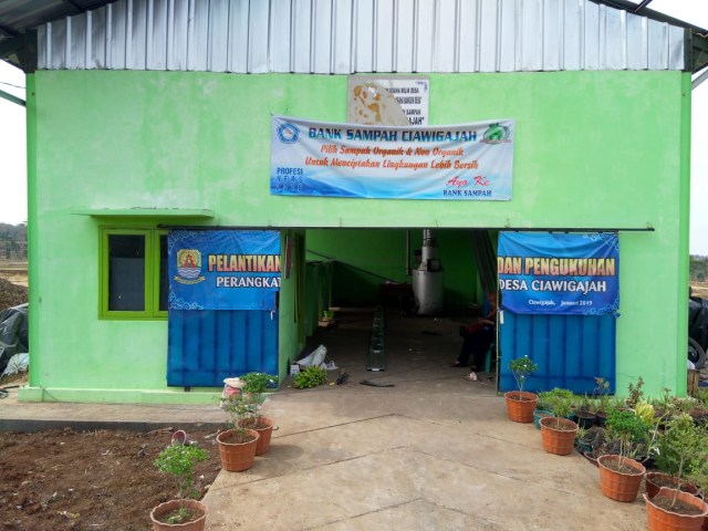Bank sampah Desa Ciawigajah, Kecamatan Beber, Kabupaten Cirebon, Jawa Barat, menjadi salah satu unit usaha yang Badan Usaha Milik Desa (BUMDes) setempat. BUMDes Ciawigajah mampu menghasilan pendapatan asli desa hingga ratusan juta. (Juan)