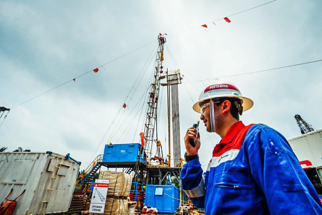 Petugas pertamina di lokasi pengeboran sumur eksplorasi kotalama-3. Foto: Dok: Istimewa