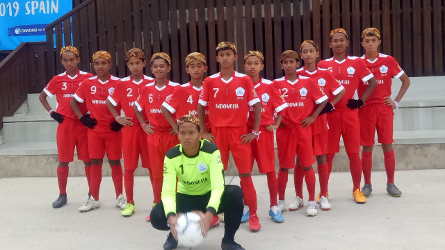 Tim Indonesia mengenakan belangkon di Danone Nations Cup 2019. Foto: Rossi Finza Noor/kumparan