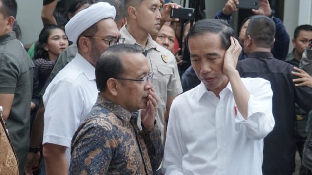 Presiden Joko Widodo (kanan) berbincang dengan Mensesneg Pratikno usai menjenguk Menko Polhukam di RSPAD Gatot Soebroto, Jakarta, Kamis (10/10).  Foto: Helmi Afandi Abdullah/kumparan 