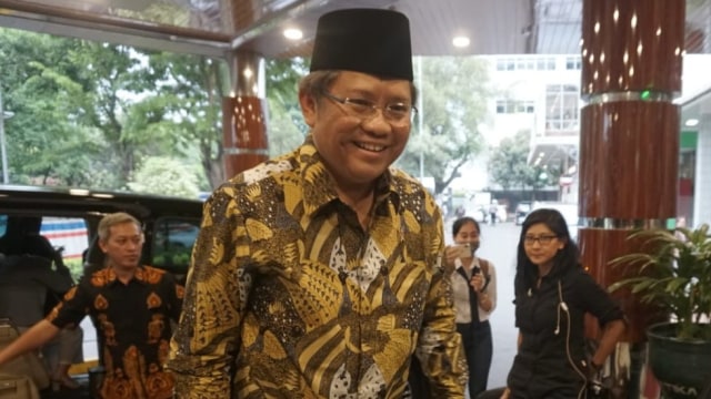 Menkominfo Rudiantara tiba di RSPAD Gatot Soebroto, Jakarta, Kamis (10/10).  Foto: Iqbal Firdaus/kumparan 