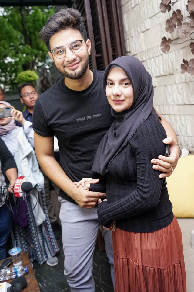 Pesinetron Amar Zoni dan Irish Bella saat konferensi pers terkait keguguran kandungan di kediamannya dikawasan Cinere, Depok, (10/10). Foto: Dok. Ronny