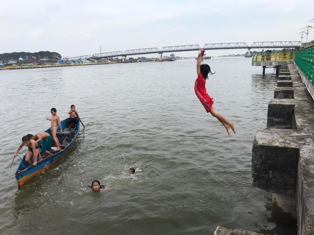 Sejumlah anak-anak mandi di Sungai Kapuas saat airnya jernih, Kamis sore (10/10). Foto: Teri/Hi!Pontianak