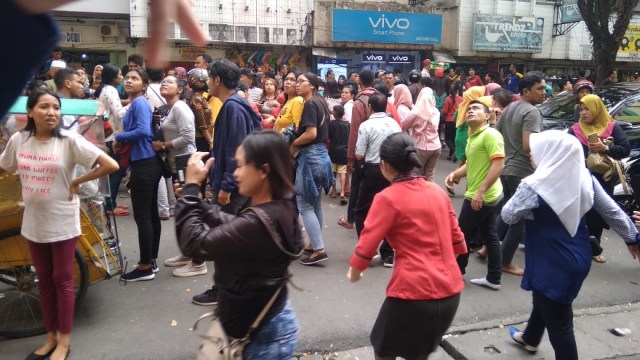 Warga berhamburan keluar gedung di kawasan Jalan Ay Patty, Ambon usai gempa (Foto: ambonnesia)