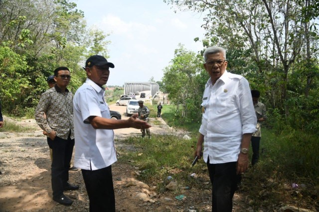 Wagub Sumsel Mawardi Yahya dan kepala Dinas PUBM-TR Dharma Budi sedang meninjau jalan rusak di OKI beberapa waktu lalu, (Foto: Ur-ban.id)