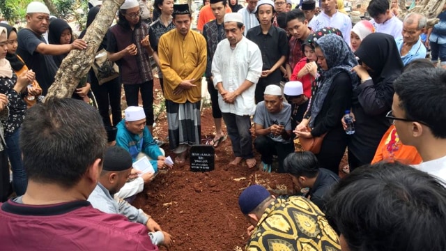 Para pelayat berdoa usai pemakaman Akbar Alamsyah, Jumat (11/10/2019). Foto: Abyan Faisal/kumparan