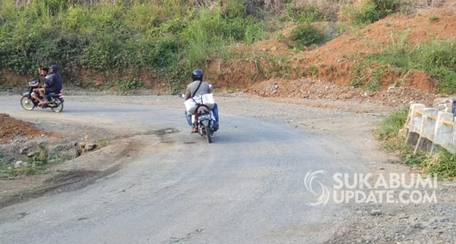 Pengendara motor melintasi Jembatan Sanggarawa, Jumat (11/10/2019). Nampak bangunan pelengkap jembatan di jalan kabupaten ruas Ciemas-Tamanjaya KM 5,3, di Desa Mekarjaya, Kecamatan Ciemas ini rusak akibat truk pengangkut barang industri perusahaan tambang | Sumber Foto:Ragil Gilang.