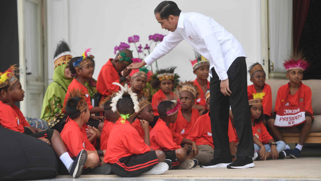 Presiden Joko Widodo berjabat tangan dengan anak-anak perwakilan siswa SD di Jayapura dan Asmat, Papua, di Istana Merdeka, Jakarta, Jumat (11/10/2019). Foto: ANTARA FOTO/Akbar Nugroho Gumay