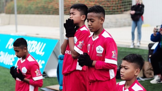 Para pemain Indonesia untuk turnamen 2019 berdoa sebelum bertanding. Foto: Kamil Zihnioglu/SIPA/DNC
