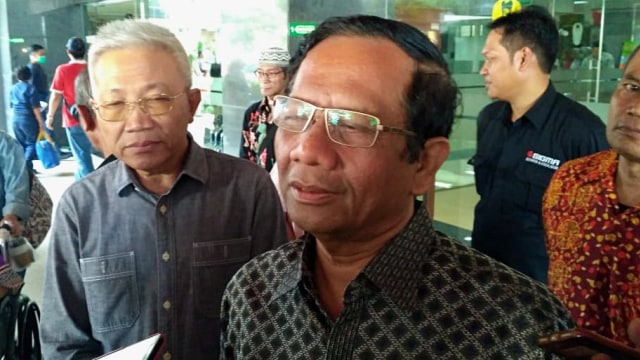 Mahfud MD usai menjenguk Menkopolhukam Wiranto di RSPAD Gatot Subroto, Jumat (11/10/2019). Foto: Maulana Ramadhan/kumparan