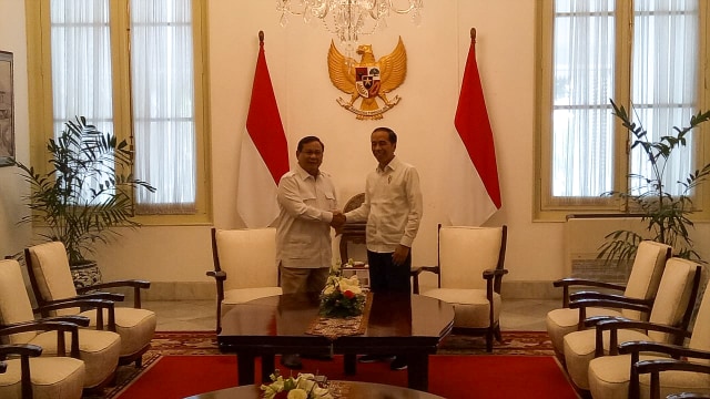 Prabowo dan Jokowi bertemu di ruang Jepara, Istana Merdeka, Jakarta. Foto: Fahrian Saleh/kumparan