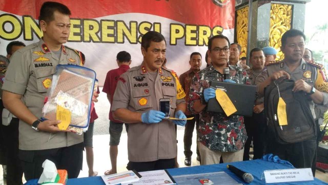 Kapolda Sumut Irjen Pol Agus Andrianto menjelaskan dugaan sementara penyebab kematian Golfrid Siregar karena kecelakaan tunggal. Foto: Rahmat Utomo/kumparan