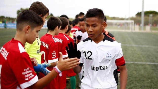 Para pemain tim Indonesia untuk turnamen 2019 berjabat tangan dengan para pemain Portugal. Foto: Kamil Zihnioglu/SIPA/DNC