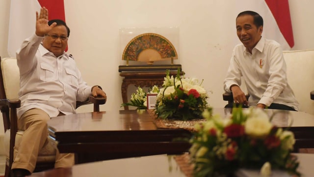 Presiden Joko Widodo menerima Ketua Umum Partai Gerindra Prabowo Subianto dalam pertemuan di Istana Merdeka, Jakarta, Jumat (11/10). Foto: ANTARA FOTO/Akbar Nugroho Gumay