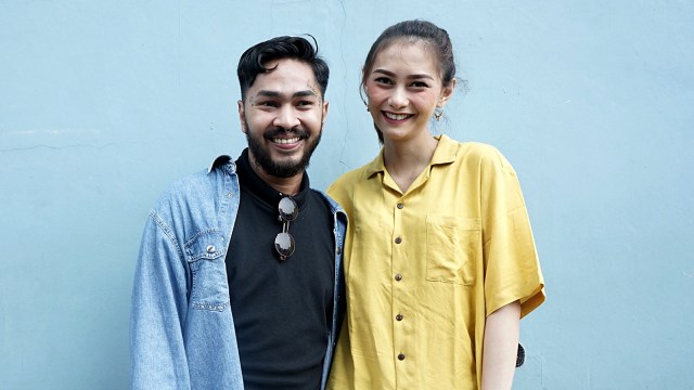 Aktor sekaligus musisi Onadio Leonardo dan istrinya Beby Prisillia saat ditemui dikawasan Tendean, Jakarta, Jumat, (11/10). Foto: Ronny