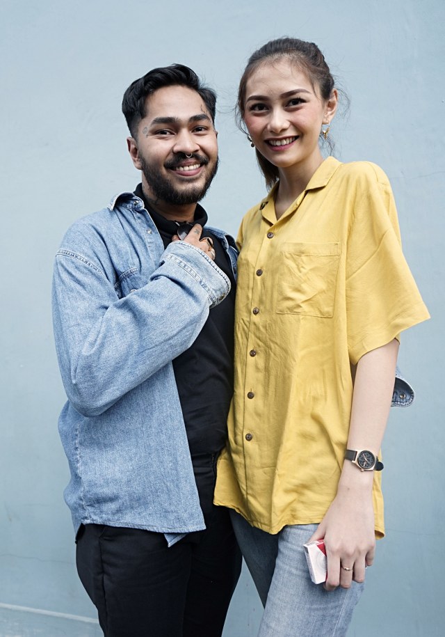 Aktor sekaligus musisi Onadio Leonardo dan istrinya Beby Prisillia saat ditemui dikawasan Tendean, Jakarta, Jumat, (11/10). Foto: Ronny