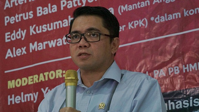 Arteria Dahlan, anggota DPR RI Fraksi PDIP saat menjadi pembicara dalam diskusi mengukur sepak terjang KPK, Jumat (11/10/2019). Foto: Helmi Afandi Abdullah/kumparan