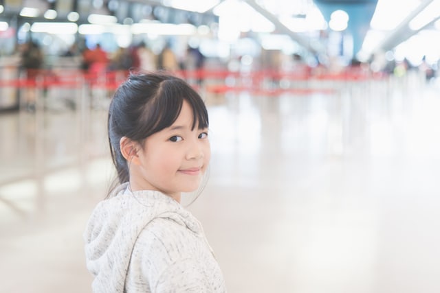 Anak di Bandara Foto: Shutter Stock