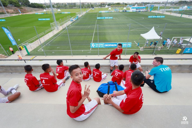 Tim Indonesia berpose setelah bertanding di turnamen 2019 Danone Nations Cup. Foto: Martina Cristofani/SIPA/DNC