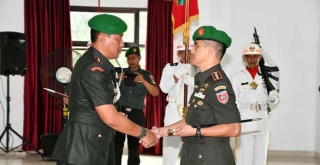 Kolonel Kav Hendi Suhendi resmi menjabat Komandan Kodim (Dandim) 1417/Kendari, menggantikan Letkol Cpn KRT Fajar Lutvi Haris Wijaya. Serah terima jabatan keduanya dilaksanakan secara seremonial di aula Jenderal Sudirman, Korem 143/Haluoleo Kendari, Senin (19/8). Foto: ZonaSultra
