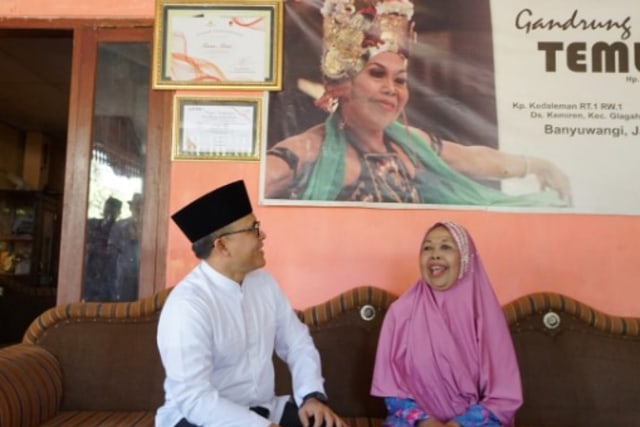 Bupati Banyuwangi Abdullah Azwar Anas temui Maestro Penari Temu Misti jelang Festival Gandrung Sewu. Foto: Dok. Pemkab Banyuwangi