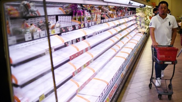 Toko makanan di Tokyo jelang badai Hagibis menghantam Jepang. Foto: Franck FIFE/AFP