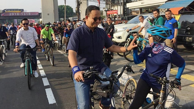 Gubernur DKI Jakarta, Anies Baswedan melakukan uji coba jalur khusus sepeda fase 2, Sabtu (12/10/2019). Foto: Paulina Herasmaranindar/kumparan