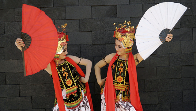 Penari berpose sebelum tampil di Festival Gandrung Sewu di Pantai Marina Boom, Banyuwangi, Jawa Timur, Sabtu (12/10/2019). Foto: Jamal Ramadhan/kumparan