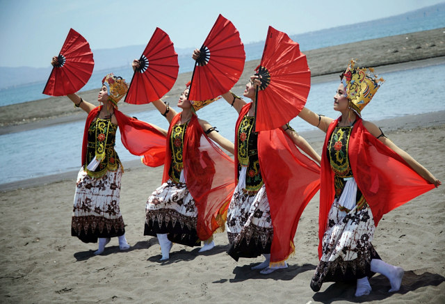 Penari bersiap dan berpose sebelum tampil di Festival Gandrung Sewu di Pantai Marina Boom, Banyuwangi, Jawa Timur, Sabtu (12/10/2019). Foto: Jamal Ramadhan/kumparan