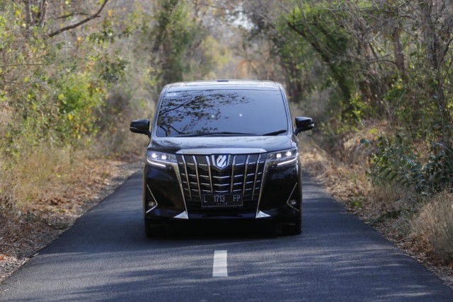 Toyota Alphard hybrid Foto: muhammad ikbal/kumparan