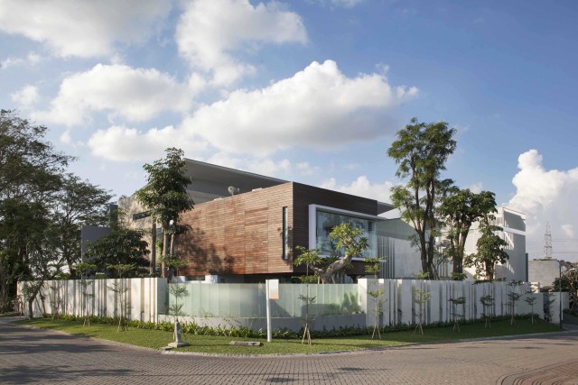 Eksterior rumah minimalis Selat House di Surabaya karya Das Quadrat, via: arsitag.com