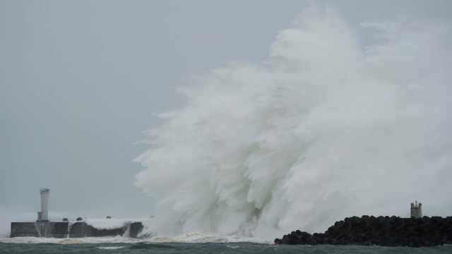 Ombak besar saat terjadi topan Hagibis di Kumano, Prefektur Mie, Jepang. Foto: AP Photo/Toru Hanai