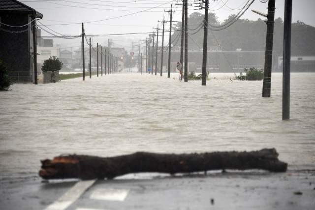 Sebuah jalan ditutup dengan air di Kota Kushibe, Prefektur Mie pada 12 Oktober 2019. Foto: REUTERS