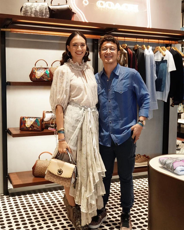 Pasangan selebriti Nadine Chandrawinata dan Dimas Anggara. Foto: Instagram: @dimsanggara.