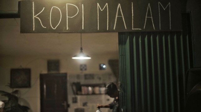 Kedai kopi malam yang berlokasi di Jalan Way Hitam yang dikelola sejumlah mahasiswa,Minggu(12/10) Foto:abp/Urban Id