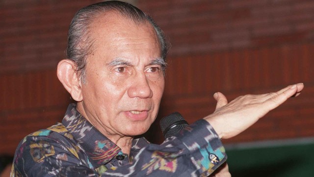 Mantan Menteri Lingkungan Hidup, Emil Salim. Foto: AFP/ROMEO GACAD