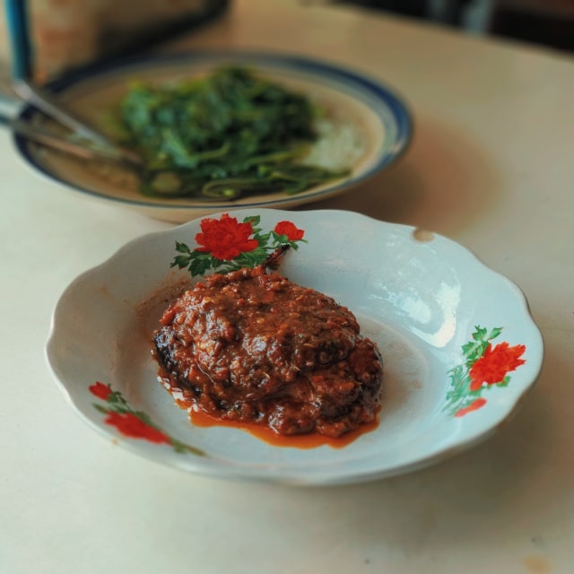 Salah satu makanan di Pusat Kuliner Batan Selatan. (Foto: Indah Salimin)