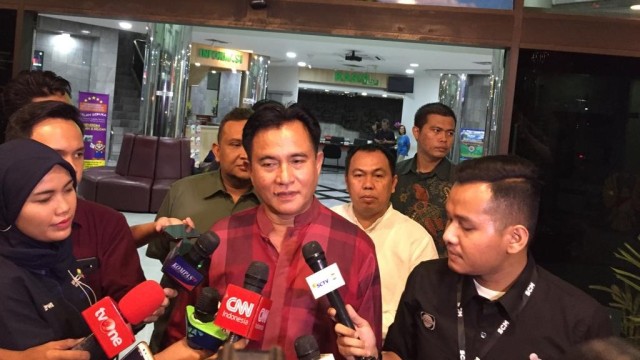 Yusril Ihza Mahendra membesuk Wiranto di RSPD Gatot Soebroto. Foto: Andesta Herli/kumparan