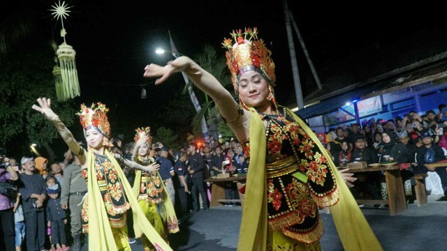 Penari dalam gelaran acara Ngopi Sepuluh Ewu di Desa Adat Kemiren, Kec. Glagah, Kab. Banyuwangi, Jawa Timur, Sabtu (12/10/2019). Foto: Jamal Ramadhan/kumparan