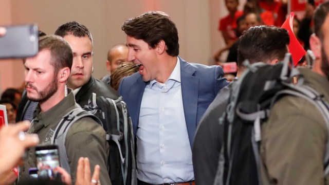 Perdana Menteri Kanada Justin Trudeau dikawal ketat dalam kampanye di Ontario. Foto: Reuters/Stephane Mahe