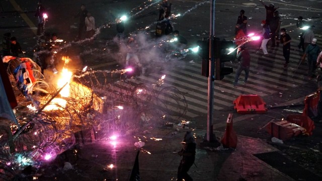 Massa aksi rusuh di kawasan Gedung Bawaslu pada 22 Mei 2019. Foto: Jamal Ramadhan/kumparan