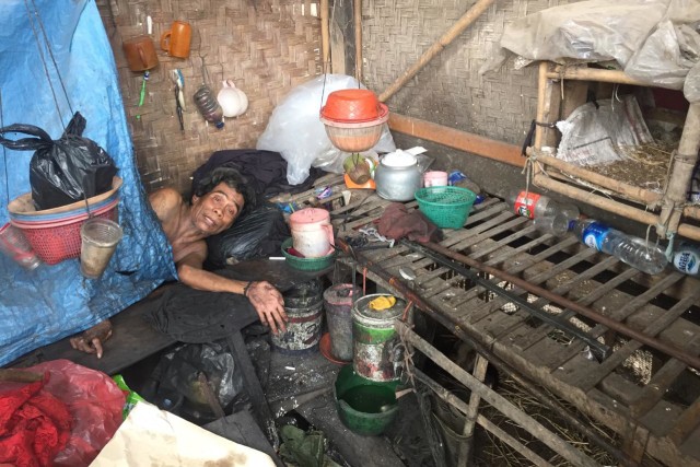 Pak Aska (59), warga Desa Pabuaran yang tinggal di kandang kambing. Foto: Mirsan/kumparan