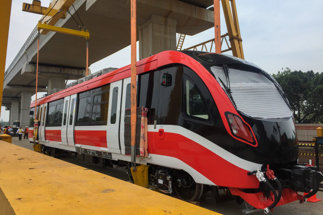 Kepala Gerbong LRT Jabodebek buatan INKA di Stasiun Harjamukti, Depo Cibubur, Jakarta Timur. Foto: Ema Fitriyani/kumparan