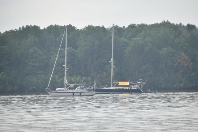 Kapal yacht berlabuh di perairan sungai Kumai, Kabupaten Kotawaringin Barat, Kalimantan Tengah. (Foto: Diskominfo Kalteng)