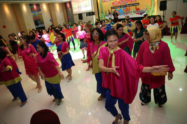 Direktur BP Batam Jadi MC di Line Dance Internasional 2019
