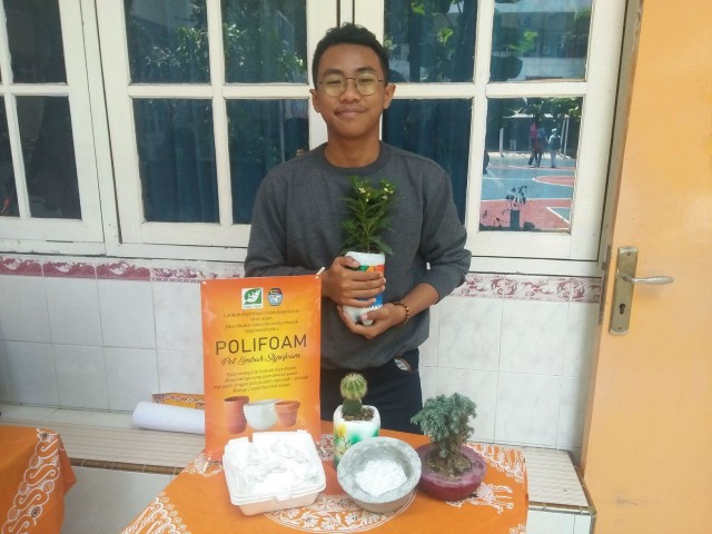 M. Dzaki Surya dan karya Polifoam miliknya. Foto-foto : Amanah Nur Asiah/Basra