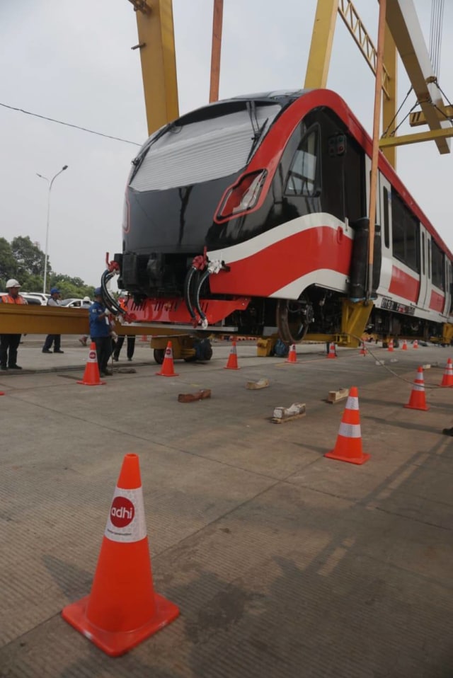 Proses pengangkatan rangakaian kereta LRT di Stasiun LRT Harjamukti Cibubur, Jakarta Timur. Foto: Iqbal Firdaus/kumparan