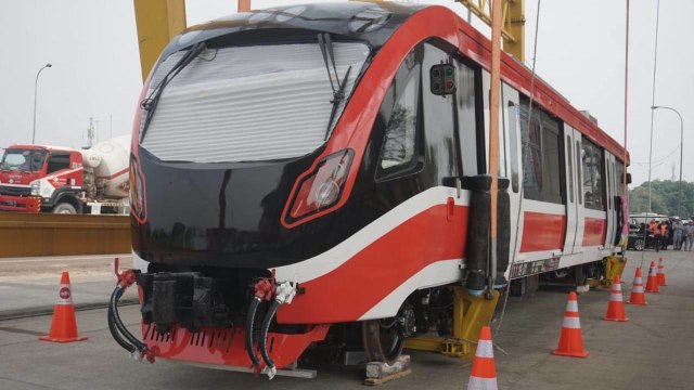 Proses pengangkatan rangakaian kereta LRT di Stasiun LRT Harjamukti Cibubur, Jakarta Timur. Foto: Iqbal Firdaus/kumparan 