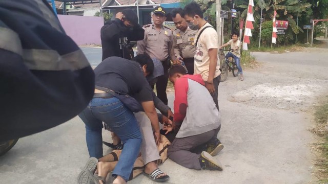 Seorang pria diamankan Densus 88 saat penggeledahan rumah teroris Noval. Foto: Dok. Istimewa